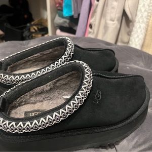 UGG Womens Tazz slipper black, gently worn a few times. Great condition. Size 8